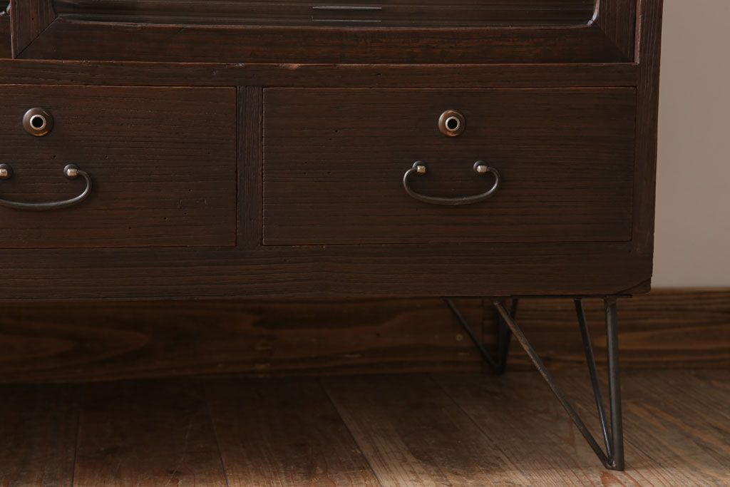 アンティーク家具　和製アンティーク　モールガラス戸!引き出し3杯付きの鉄脚ローボード(2)