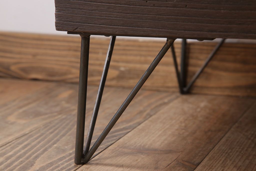 アンティーク家具　和製アンティーク　モールガラス戸!引き出し3杯付きの鉄脚ローボード(2)