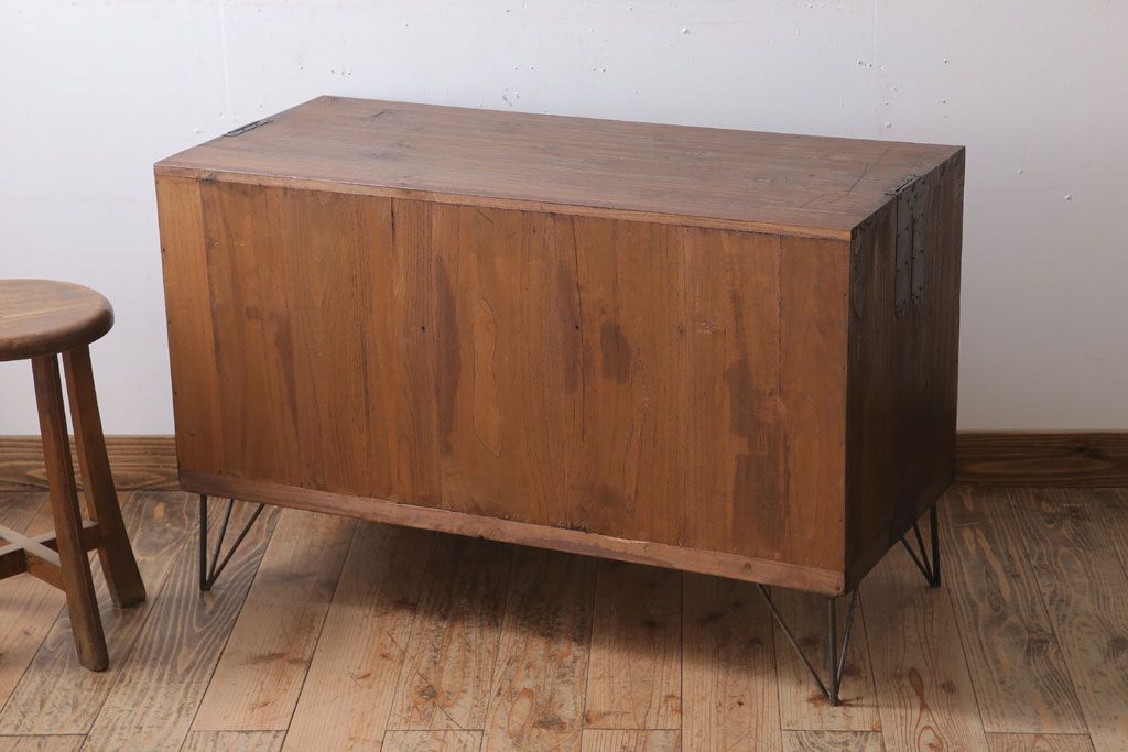 アンティーク家具　和製アンティーク　モールガラス戸!引き出し3杯付きの鉄脚ローボード(2)