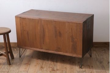アンティーク家具　和製アンティーク　モールガラス戸!引き出し3杯付きの鉄脚ローボード(2)