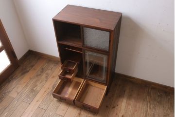 レトロ家具　ダイヤガラス!幅狭サイズ　昭和レトロなアンティーク茶箪笥