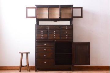 レトロ家具　昭和レトロ　変わり型　脚付き!古い木製のアンティークデンタルキャビネット