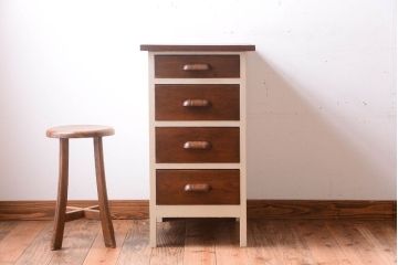 アンティーク家具　アンティークペイント　古い木製のデスクサイドキャビネット(4杯引き出し)