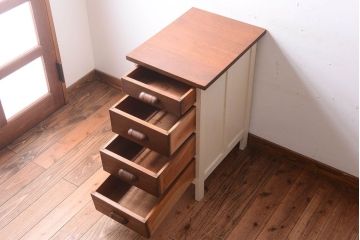 アンティーク家具　アンティークペイント　古い木製のデスクサイドキャビネット(4杯引き出し)