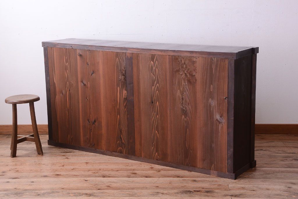 アンティーク家具　古い木のアンティークサイドボード(横型収納棚)(1)