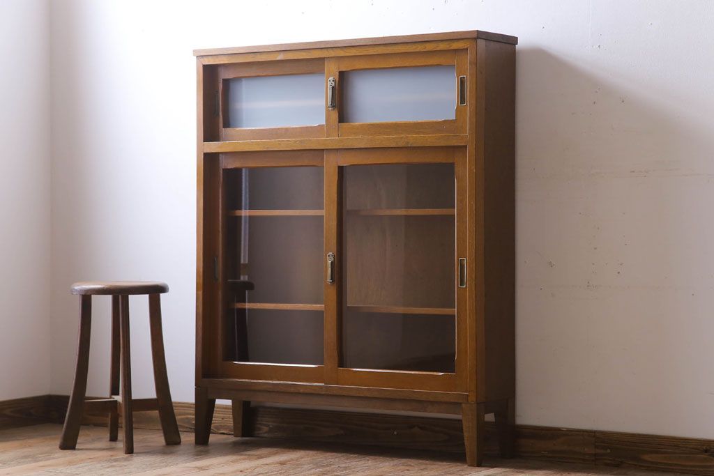 レトロ家具　昭和レトロな古い木製の脚付き本箱