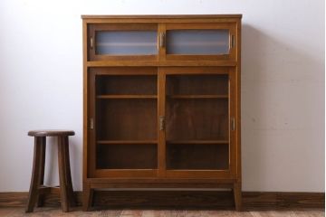 レトロ家具　昭和レトロな古い木製の脚付き本箱