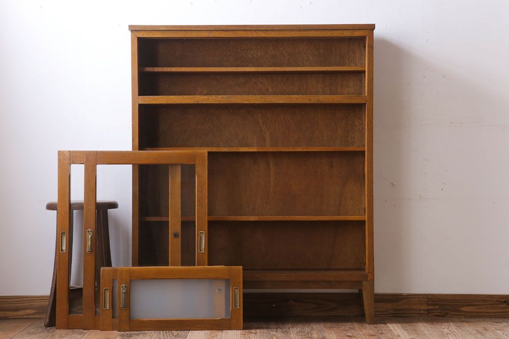 レトロ家具　昭和レトロな古い木製の脚付き本箱