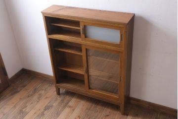 レトロ家具　昭和レトロな古い木製の脚付き本箱