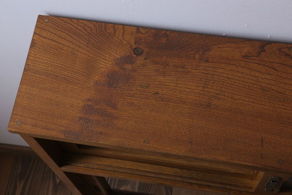 レトロ家具　昭和レトロな古い木製の脚付き本箱