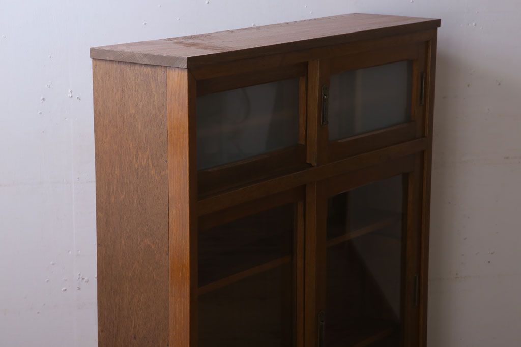 レトロ家具　昭和レトロな古い木製の脚付き本箱