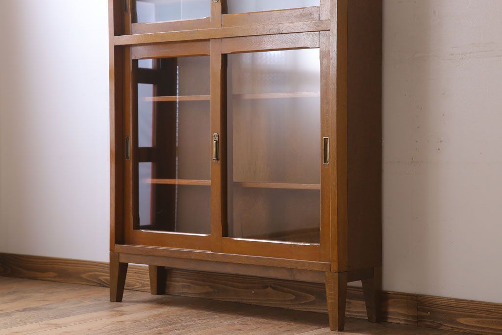 レトロ家具　昭和レトロな古い木製の脚付き本箱