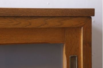 レトロ家具　昭和レトロな古い木製の脚付き本箱