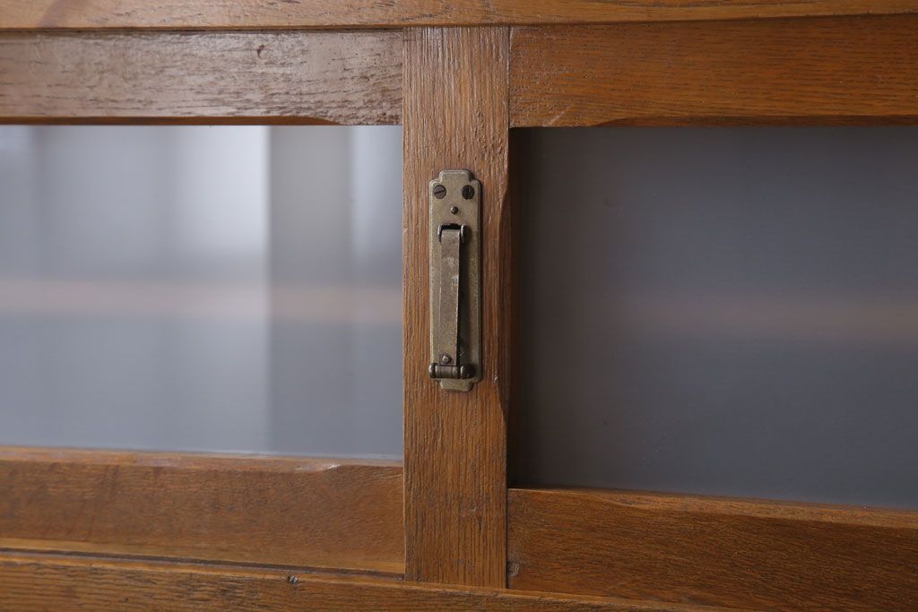 レトロ家具　昭和レトロな古い木製の脚付き本箱