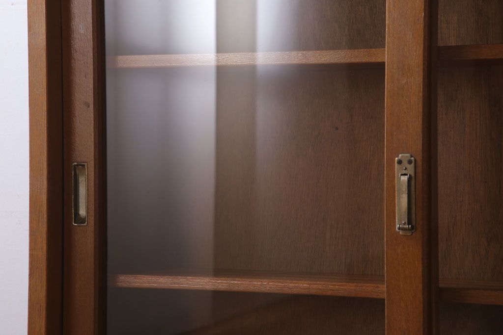 レトロ家具　昭和レトロな古い木製の脚付き本箱