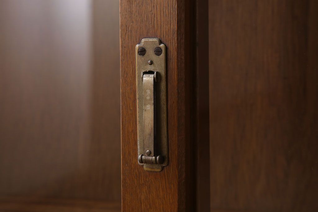 レトロ家具　昭和レトロな古い木製の脚付き本箱