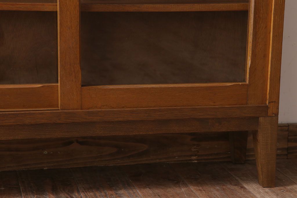 レトロ家具　昭和レトロな古い木製の脚付き本箱