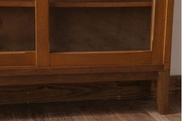 レトロ家具　昭和レトロな古い木製の脚付き本箱