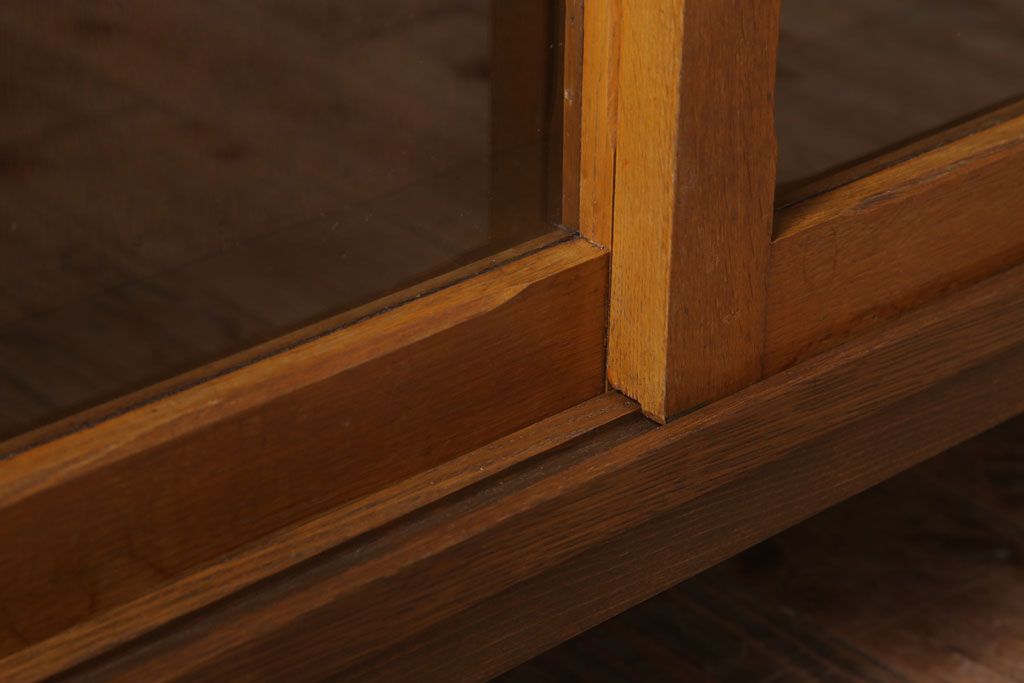 レトロ家具　昭和レトロな古い木製の脚付き本箱