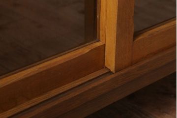 レトロ家具　昭和レトロな古い木製の脚付き本箱