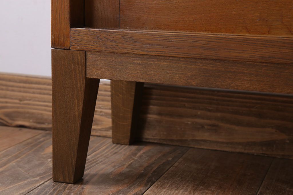 レトロ家具　昭和レトロな古い木製の脚付き本箱