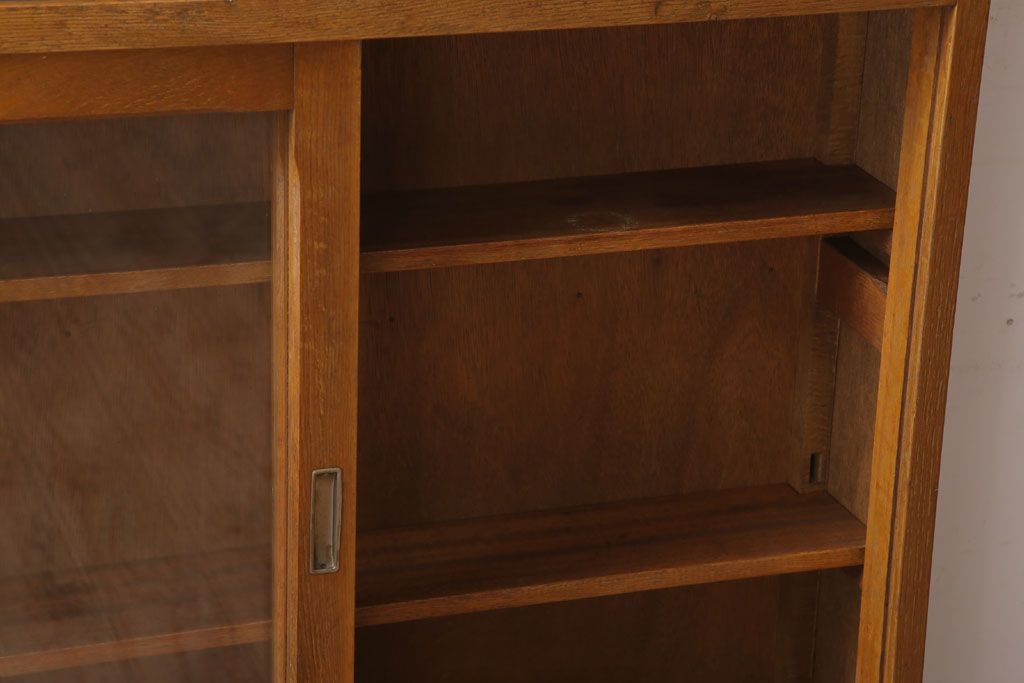 レトロ家具　昭和レトロな古い木製の脚付き本箱