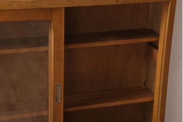 レトロ家具　昭和レトロな古い木製の脚付き本箱