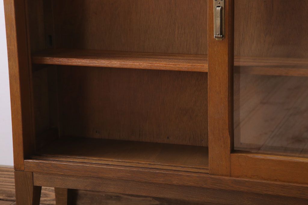 レトロ家具　昭和レトロな古い木製の脚付き本箱