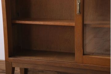 レトロ家具　昭和レトロな古い木製の脚付き本箱