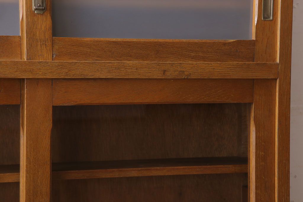 レトロ家具　昭和レトロな古い木製の脚付き本箱