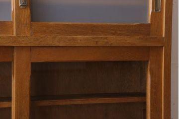 レトロ家具　昭和レトロな古い木製の脚付き本箱