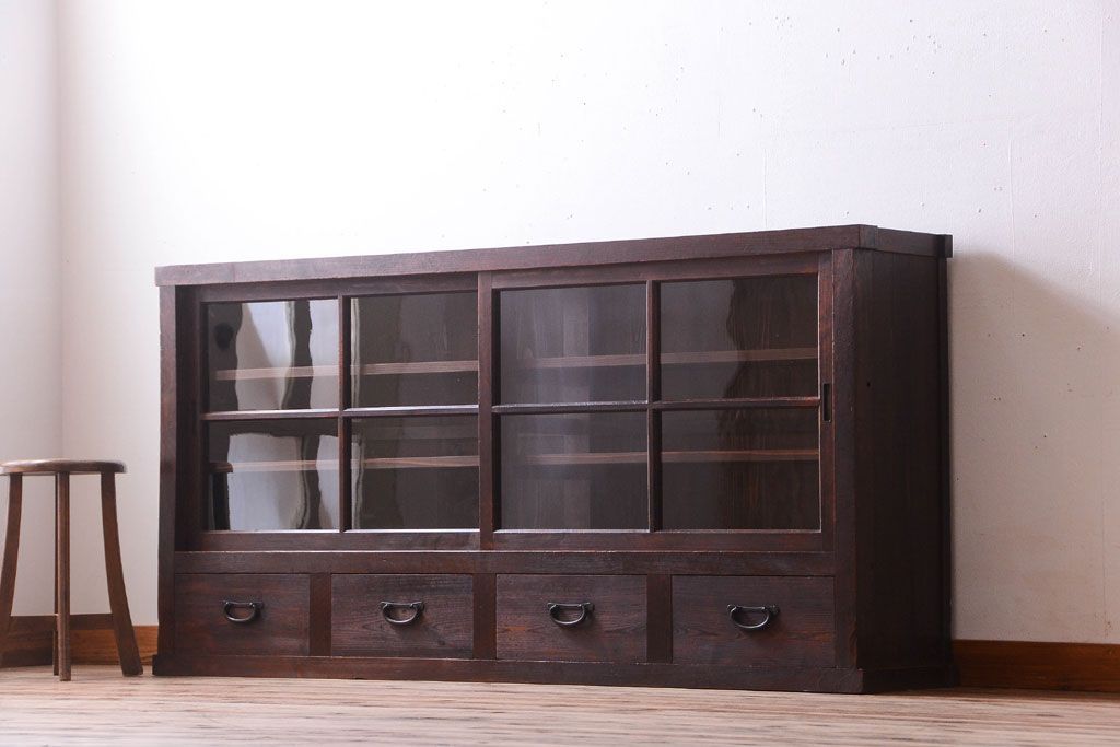 アンティーク家具　古い木のアンティークサイドボード(横型収納棚)(2)