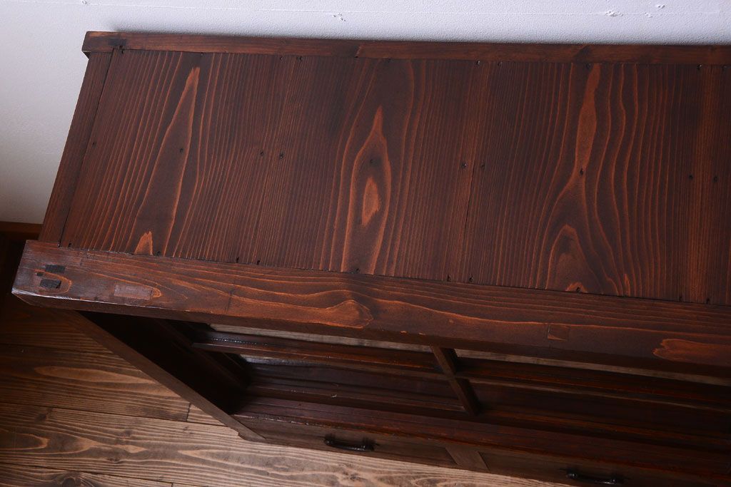 アンティーク家具　古い木のアンティークサイドボード(横型収納棚)(2)