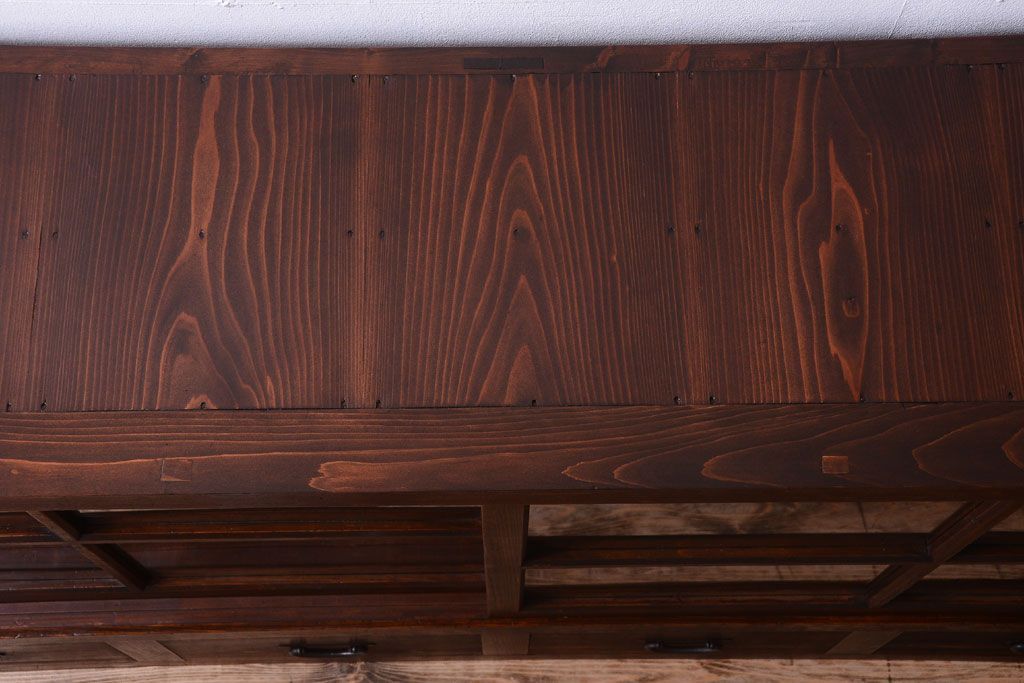 アンティーク家具　古い木のアンティークサイドボード(横型収納棚)(2)