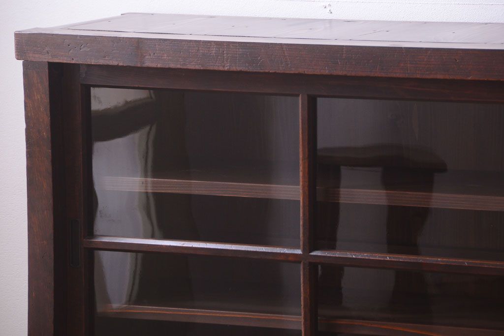 アンティーク家具　古い木のアンティークサイドボード(横型収納棚)(2)