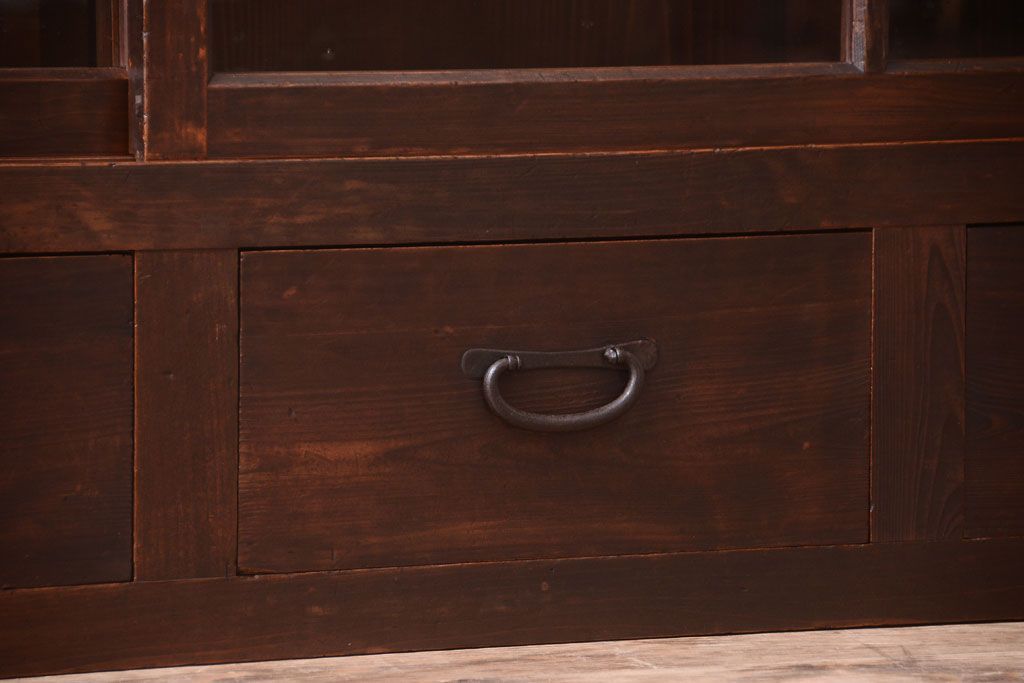 アンティーク家具　古い木のアンティークサイドボード(横型収納棚)(2)