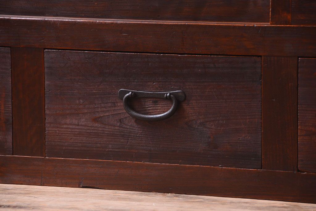 アンティーク家具　古い木のアンティークサイドボード(横型収納棚)(2)