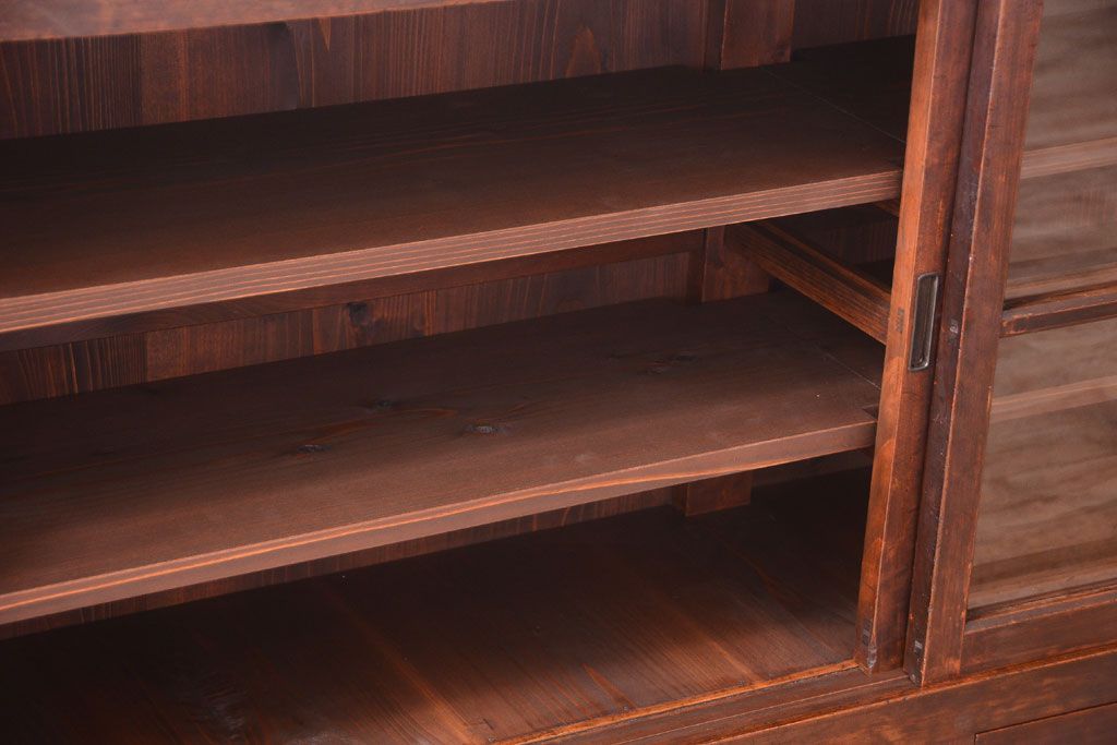 アンティーク家具　古い木のアンティークサイドボード(横型収納棚)(2)