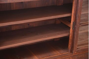 アンティーク家具　古い木のアンティークサイドボード(横型収納棚)(2)