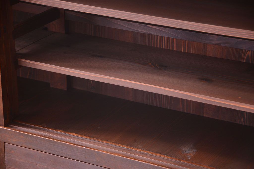 アンティーク家具　古い木のアンティークサイドボード(横型収納棚)(2)