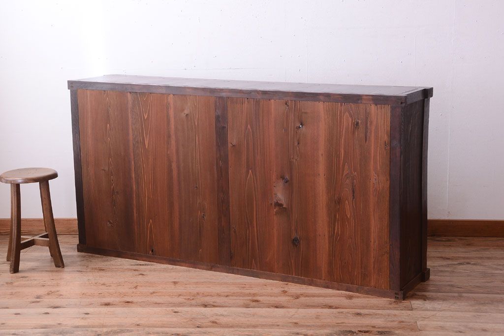 アンティーク家具　古い木のアンティークサイドボード(横型収納棚)(2)