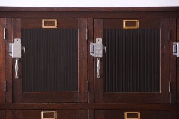 アンティーク家具　ネームプレート付き!モールガラス扉の鍵付きロッカー(マス目棚)