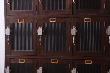 アンティーク家具　ネームプレート付き!モールガラス扉の鍵付きロッカー(マス目棚)