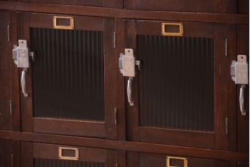 アンティーク家具　ネームプレート付き!モールガラス扉の鍵付きロッカー(マス目棚)