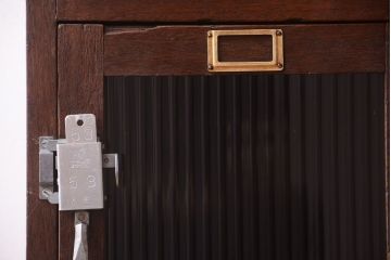 アンティーク家具　ネームプレート付き!モールガラス扉の鍵付きロッカー(マス目棚)