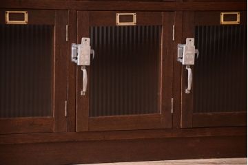 アンティーク家具　ネームプレート付き!モールガラス扉の鍵付きロッカー(マス目棚)