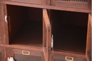 アンティーク家具　ネームプレート付き!モールガラス扉の鍵付きロッカー(マス目棚)