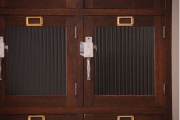 アンティーク家具　ネームプレート付き!モールガラス扉の鍵付きロッカー(マス目棚)