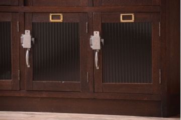 アンティーク家具　ネームプレート付き!モールガラス扉の鍵付きロッカー(マス目棚)