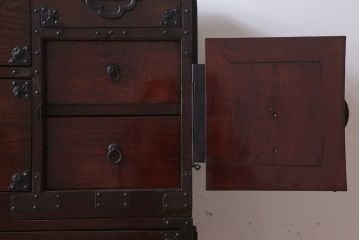 アンティーク家具　古民具・骨董　前面栗材の二段重ね米沢箪笥(衣装箪笥)